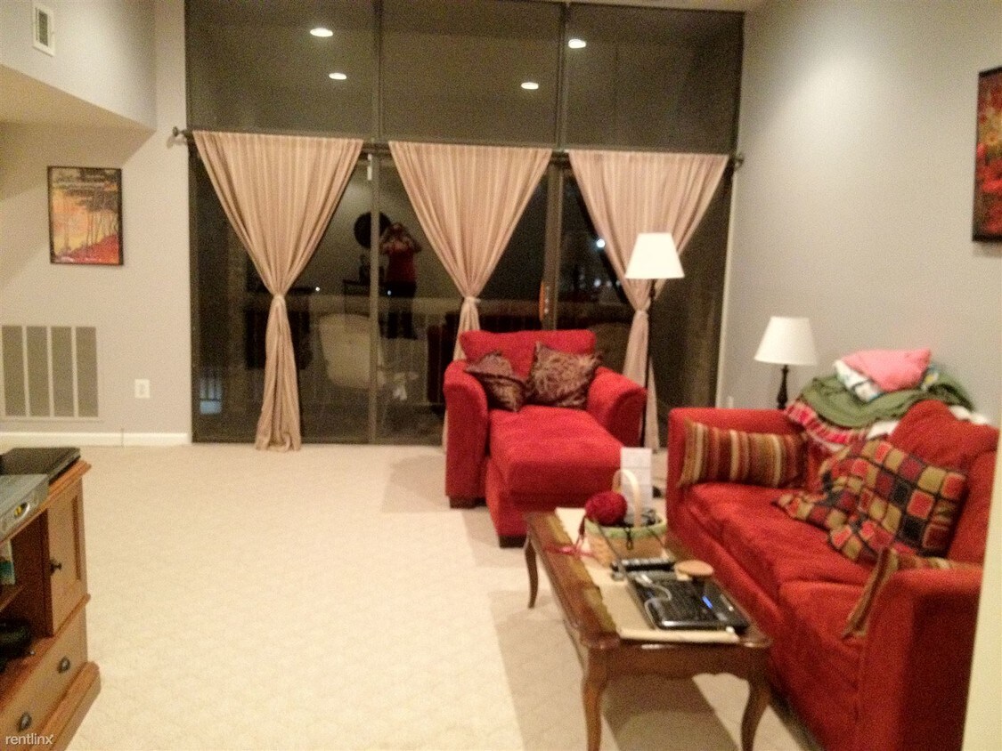 Primary Photo - 1621 Parkcrest Cir