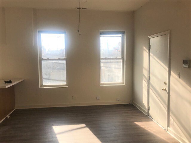 Living space - 747 N Damen Ave