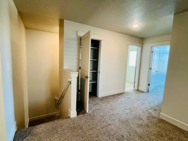 Building Photo - 3923 S White Ash Dr