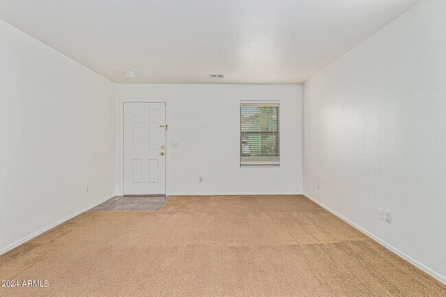 Foto del edificio - 2425 W Romley Rd
