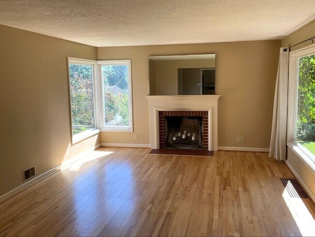 Foto del edificio - Charming Maplewood SFH with garden beds, fruit trees and finished basement