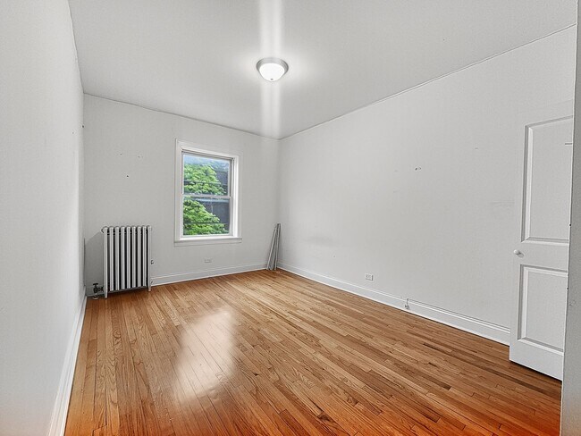 Building Photo - Large 2-bed/2-bath Apartment With Updated Kitchen and Large Living Room