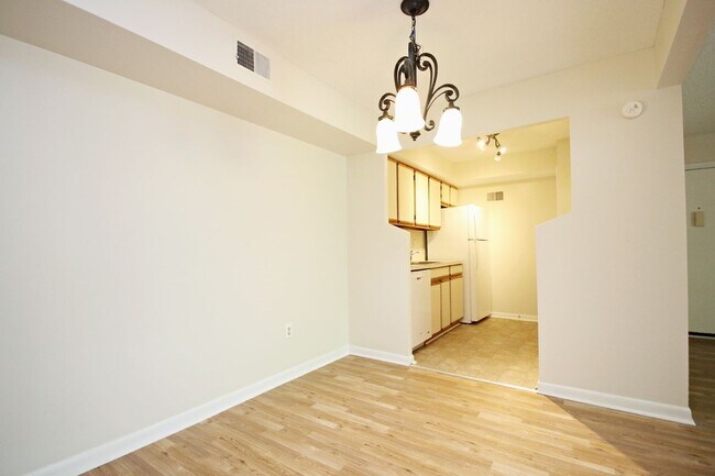 Foto del edificio - Lower-Level Turtle Creek Apartment