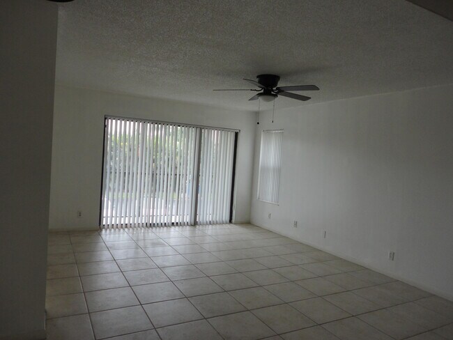 Building Photo - 713 Sunny Pine Way