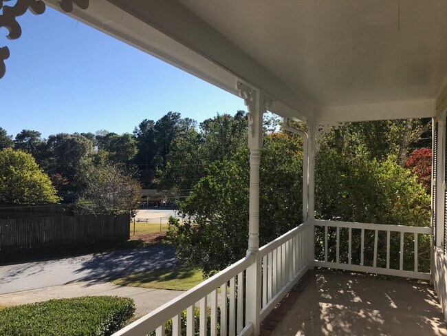Foto del edificio - Great 4 Bedroom 2.5 Bath home in East Cobb...