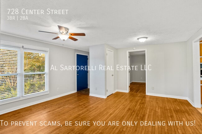 Building Photo - 728 Center St