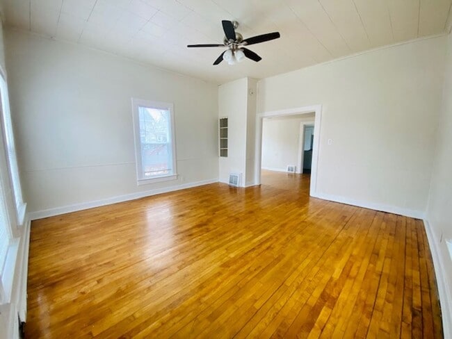 Building Photo - Spacious 2 Bedroom Single Family Home Avai...
