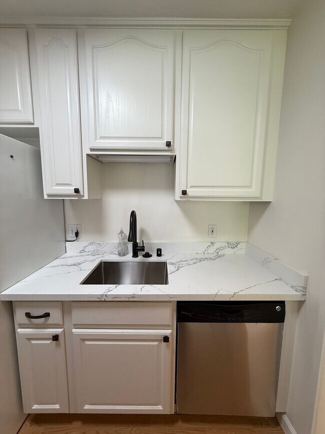 Foto del edificio - 1 Bed, 1 Bath Condo in Prime Belmont Location