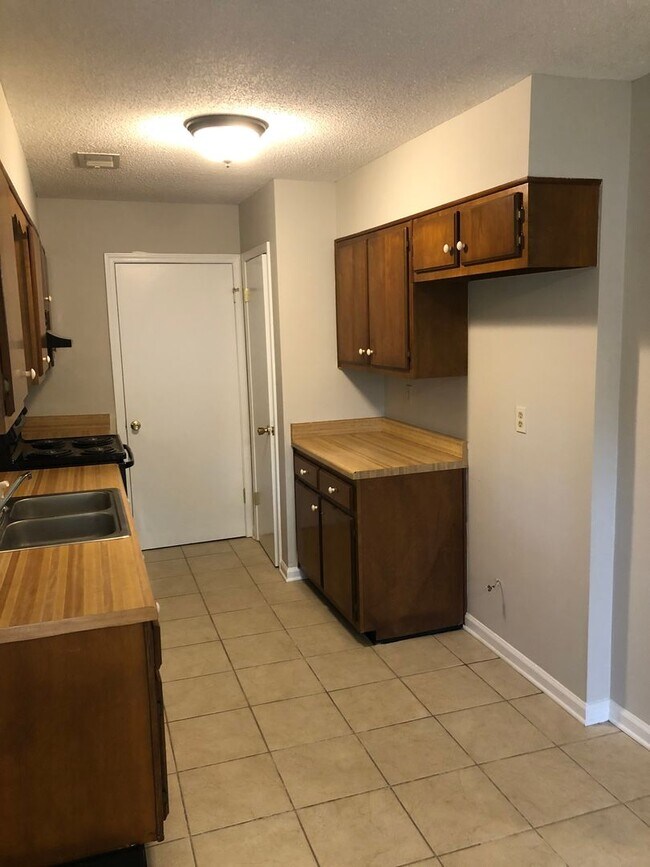 Foto del edificio - 6115 Forestgate Rd