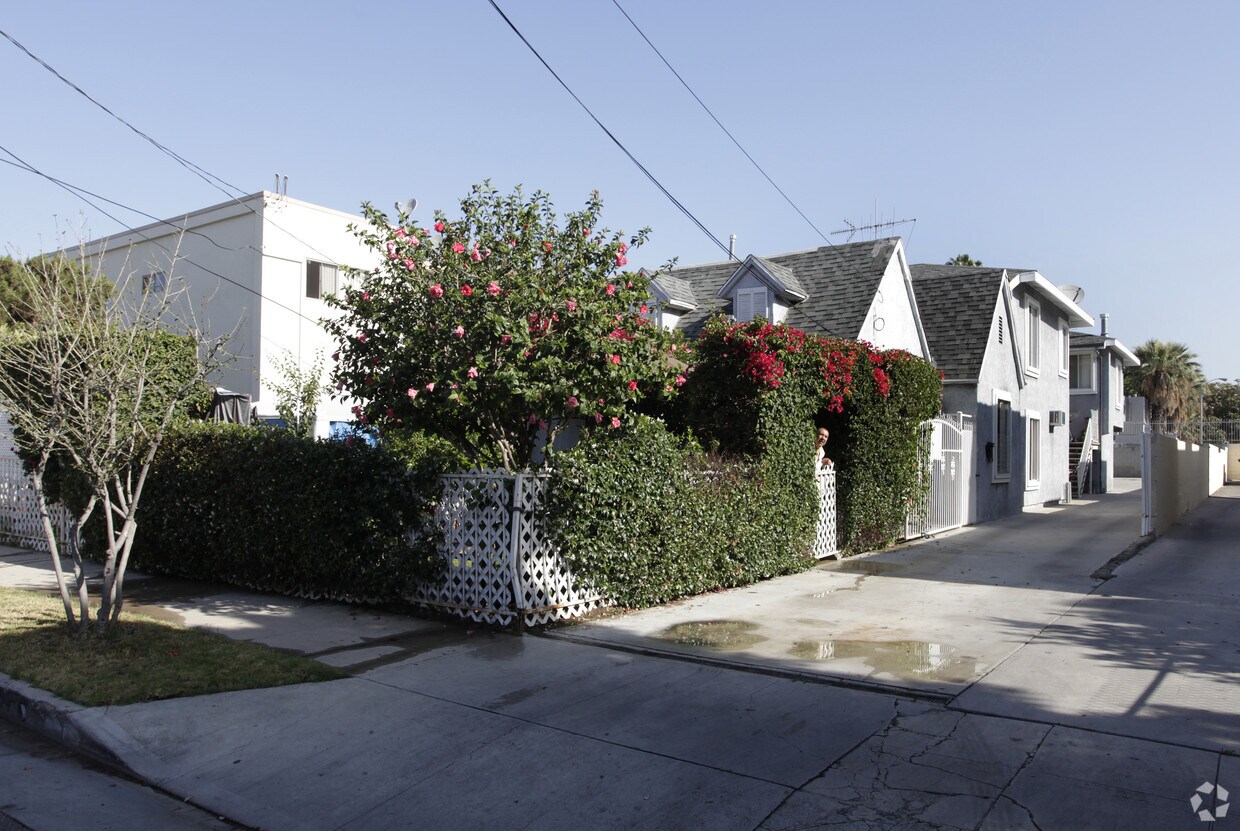 Foto principal - 11839 Hamlin St