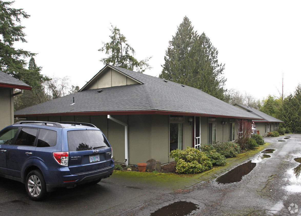 Primary Photo - Lake Cottage Apartments