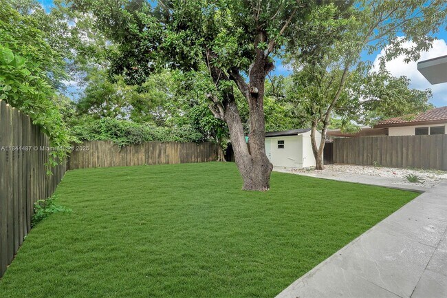 Building Photo - 972 SW 44th Ave