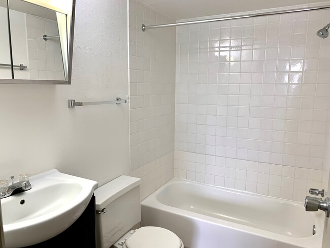 Bathroom - 2055 Blairs Ferry Rd NE