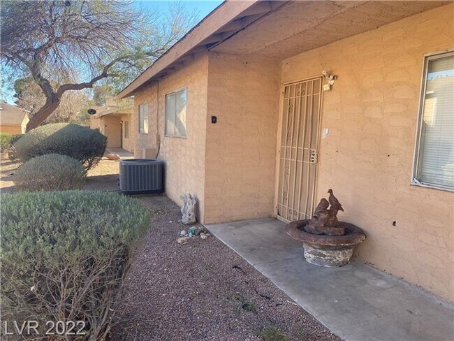 Foto del edificio - MOVE-IN READY! 3BD/2BA CONDO W/ 1 CAR GARAGE!