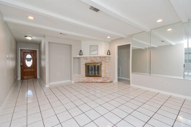 Foto del edificio - 9334 Golden Wood Ln