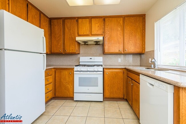 Building Photo - Lovely Townhouse | Loft | A/C | Desirable ...