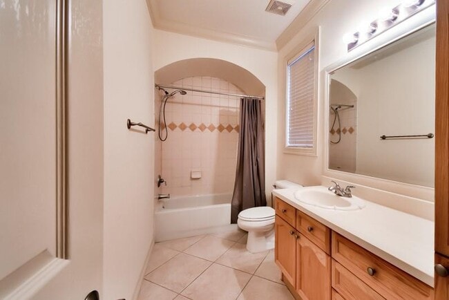 Building Photo - 845 Rosine St