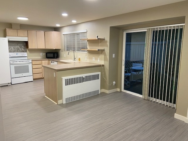Kitchen and dining area - 2733 Franklin Ave E