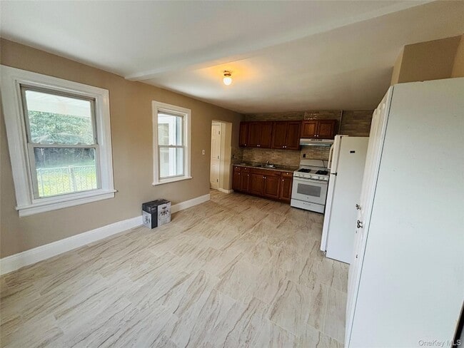 Building Photo - 14 1st St