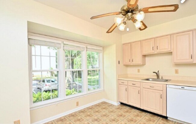 Foto del edificio - Charming 3-Level Townhome Backing to Woods in Prime Alexandria Location