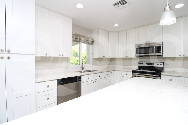 Foto del edificio - 1338 E Redfield Rd