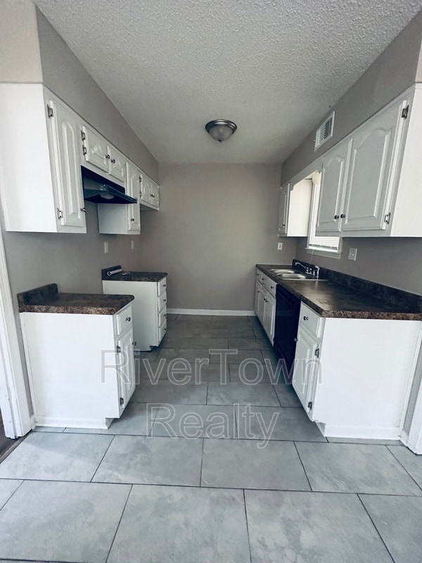 Building Photo - 2864 Whitney Ave