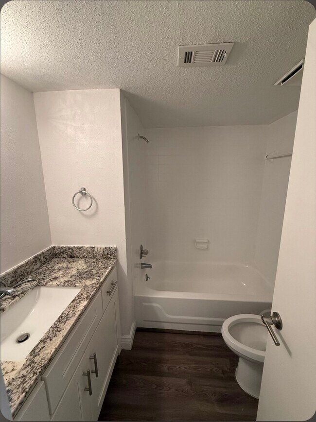 Building Photo - 4444 Victory Dr