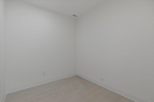 Foto del edificio - 2234 W Irving Park Rd