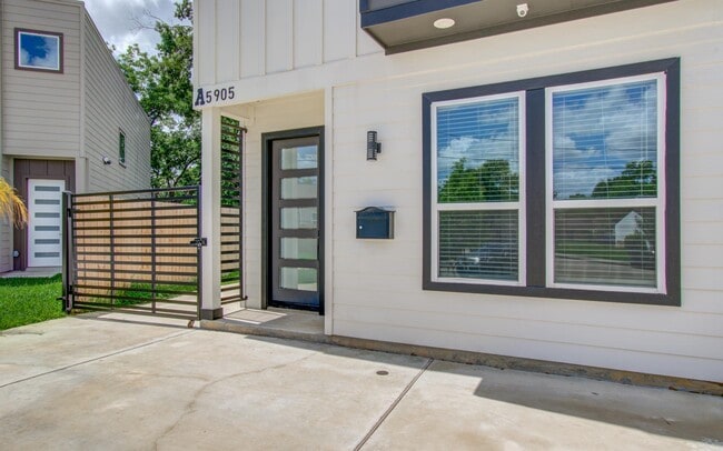 Building Photo - 5905 Crest Ct