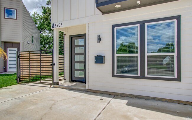 Foto del edificio - 5905 Crest Ct