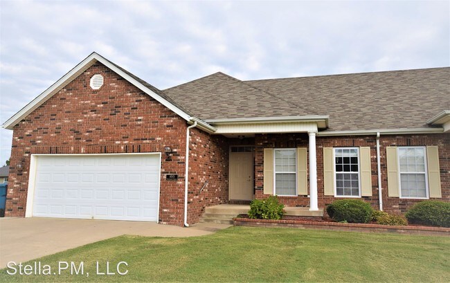Building Photo - 1008 S Gate Cir