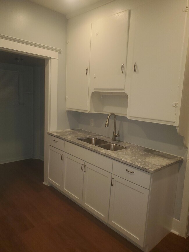 Foto del edificio - 5121 McClellan Ave
