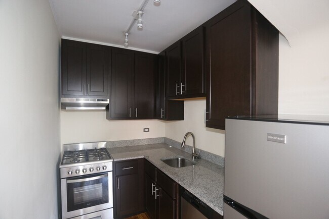 Building Photo - 4742 N Hermitage Ave