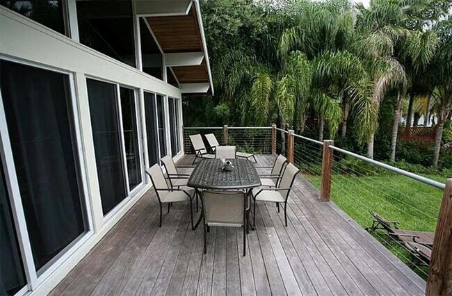 Building Photo - 1115 Lake Nettie Dr