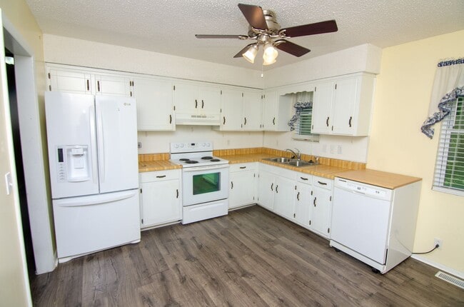 Building Photo - Adorable home convenient to it all