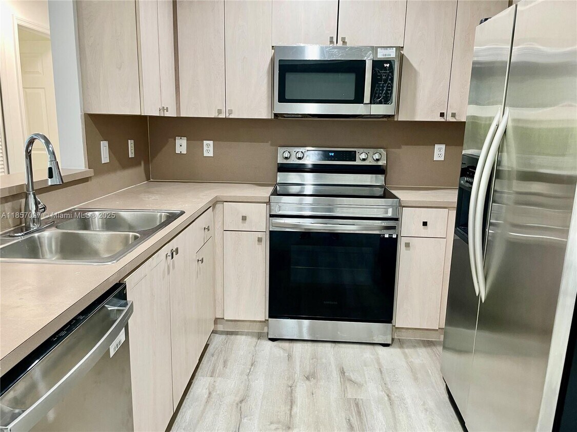 Foto principal - 6420 NW 114th Ave