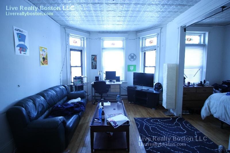 Primary Photo - 142 Commonwealth Avenue