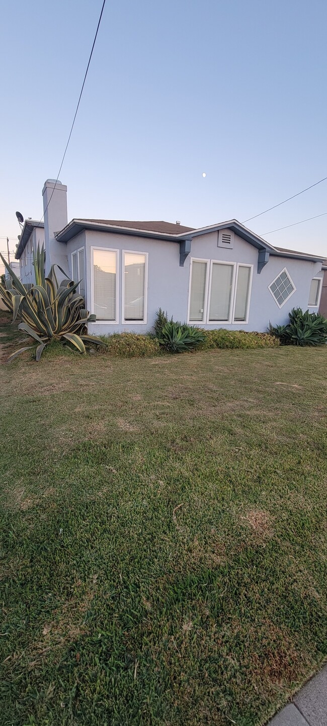 Building Photo - 114 N Poinsettia Ave
