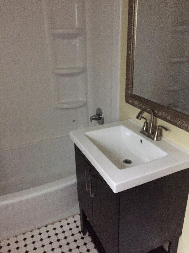 upgraded bathroom/fixtures - 1512 South Louisiana Street