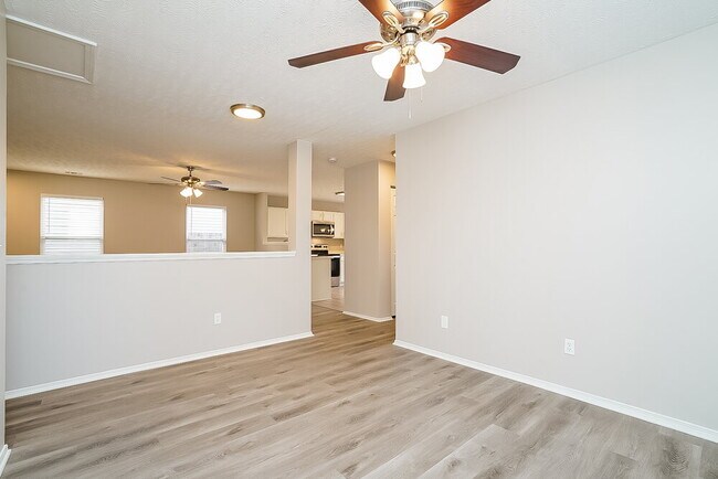 Foto del edificio - 2877 Creekbend Dr