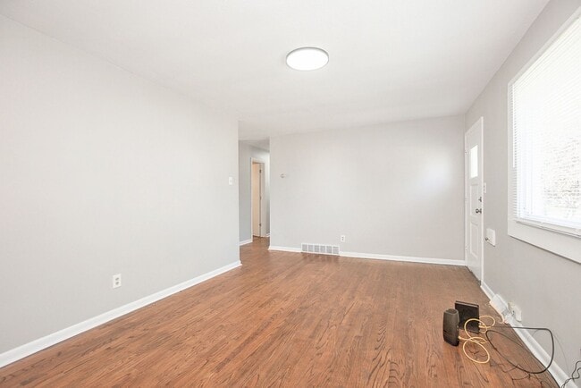 Building Photo - 3 BED 1 BATH BEAUTIFUL SINGLE FAMILY HOME ...