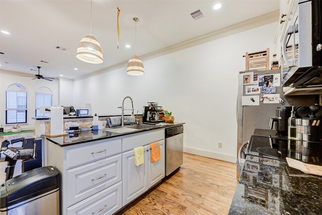 Building Photo - 3105 Fairdale Oaks E