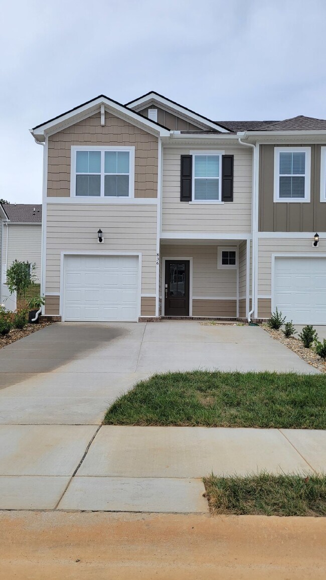 Building Photo - *NEW* 3 BR Townhome in the Hughland Park n...