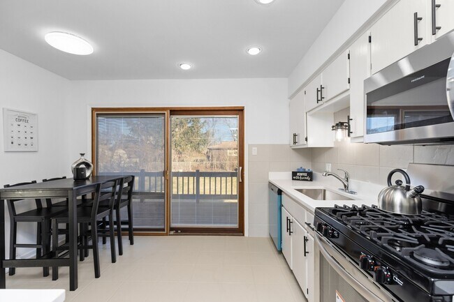 Foto del edificio - 14813 Holly Ct
