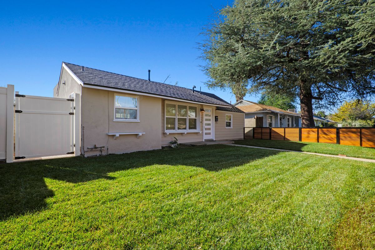 Foto principal - 17434 Saticoy St