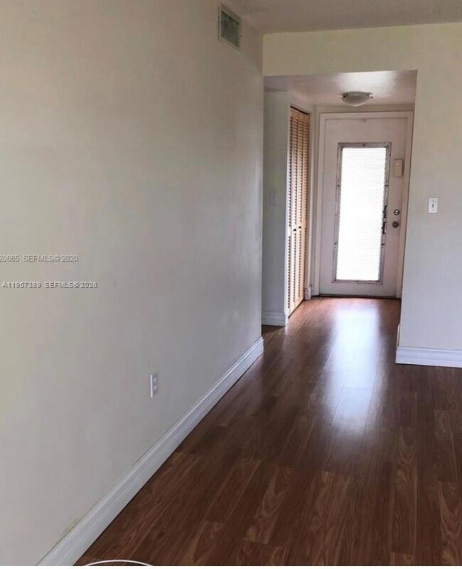 Foto del edificio - 8590 Sunrise Lakes Blvd