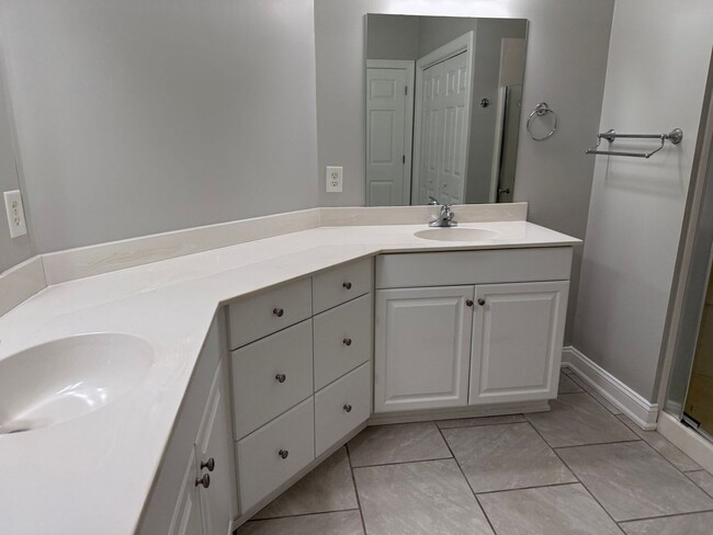 Building Photo - 2 bedroom, 2 bathroom Condo