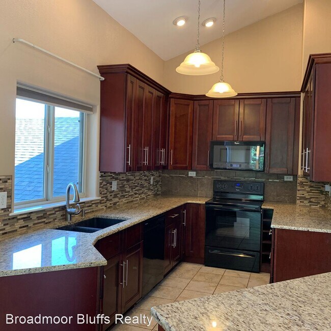 Building Photo - 4 br, 3.5 bath House - 2215 Paseo Corto