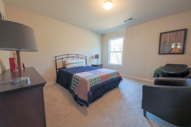 Foto del edificio - 5036 Vine Ln
