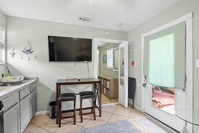 Building Photo - 715 31st St